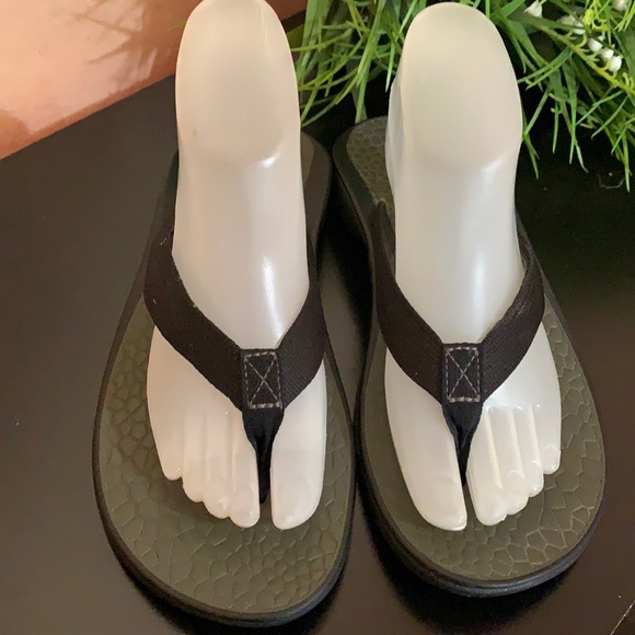 CHACO SANDALS 🎉🎉 - Picture 2 of 8